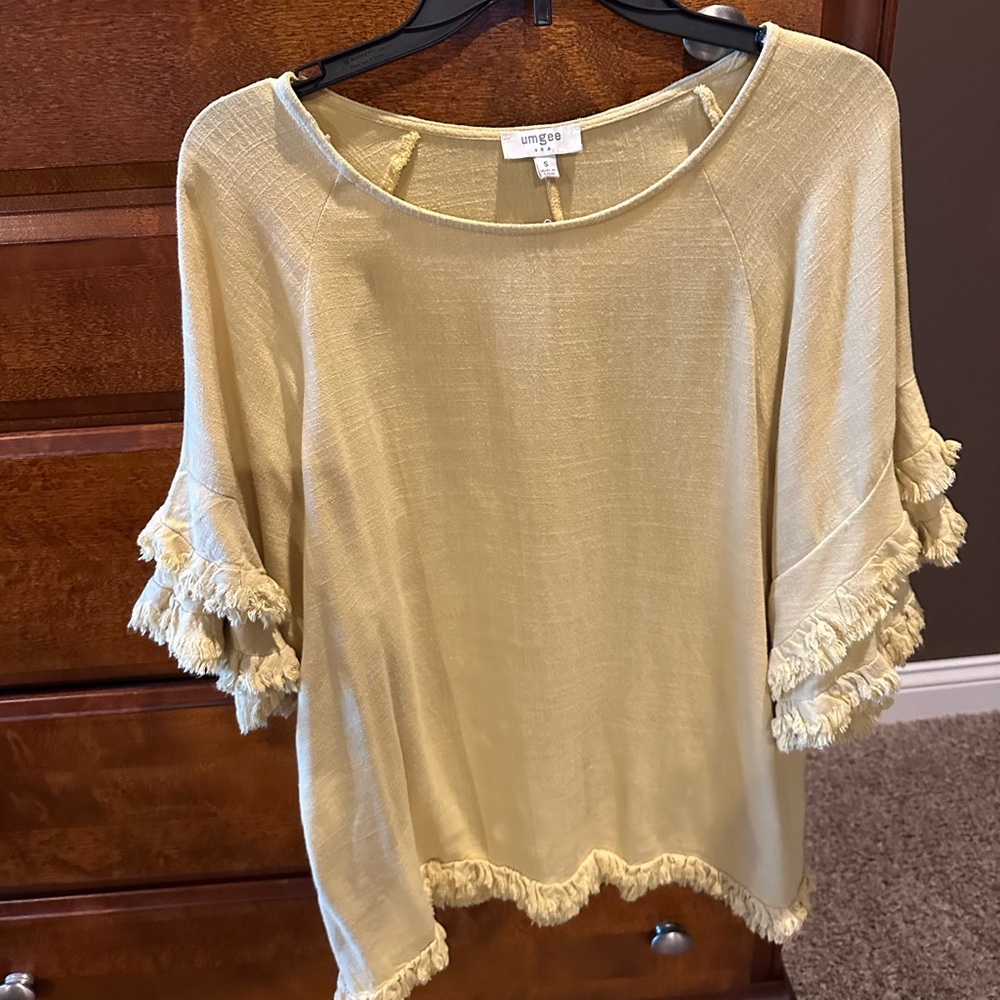 Womens small 3/4 sleeve blouse.